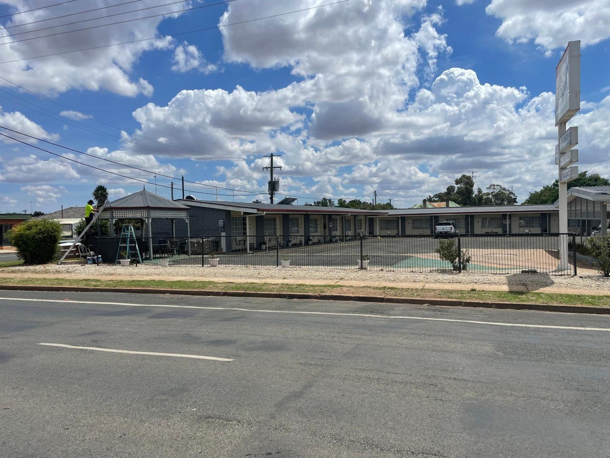 County Lodge Motor Inn West Wyalong Buitenkant foto